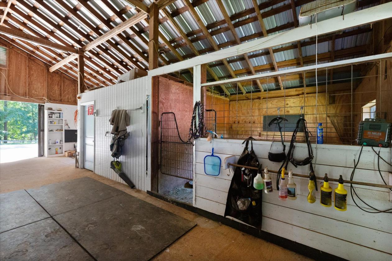 Gorgeous equestrian estate with 2 homes!! - photo 17