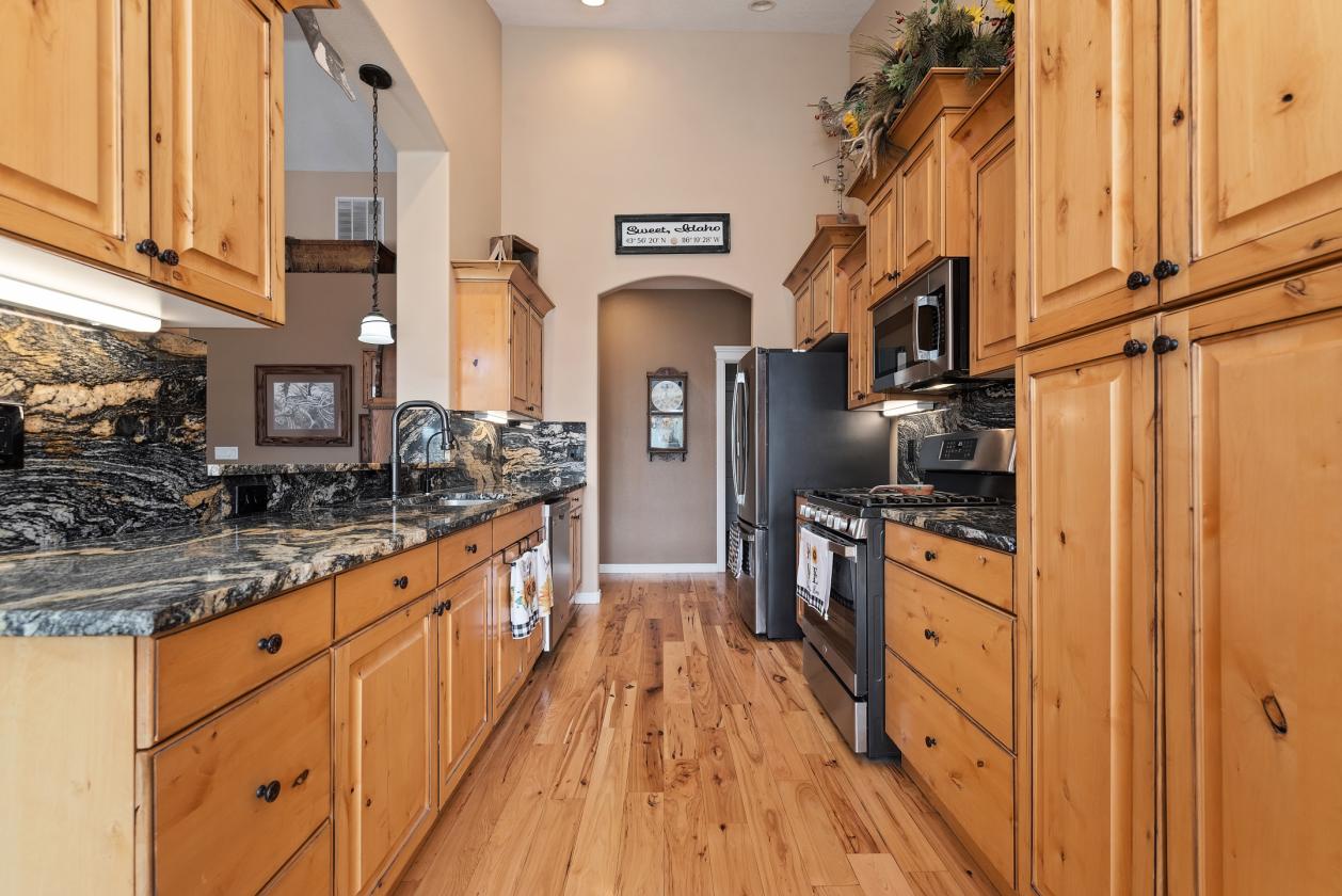 Home, Guest Quarters, Barn, 5 acres, arena & MORE! - photo 18