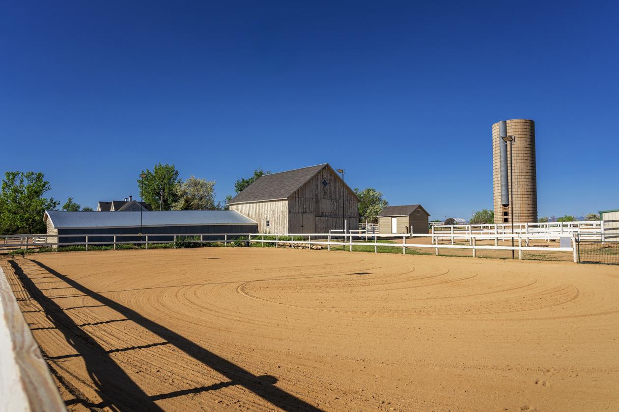 Well-situated Equine property with Frontrange view - photo 6