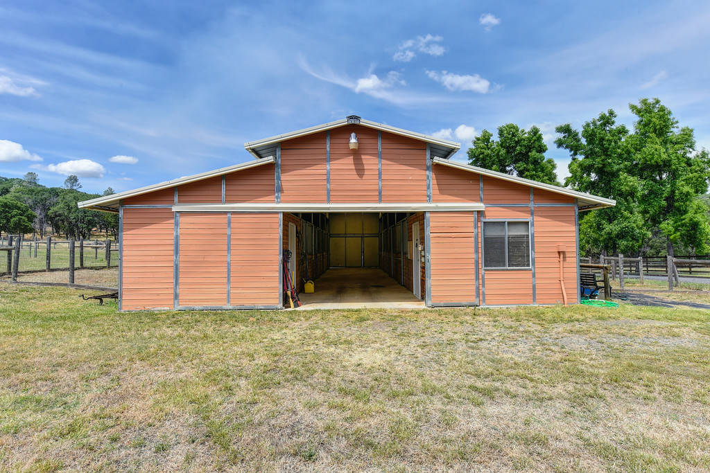 STUNNING EQUESTRIAN 21ac Southwestern Estate w/Barns, Pond and Beach