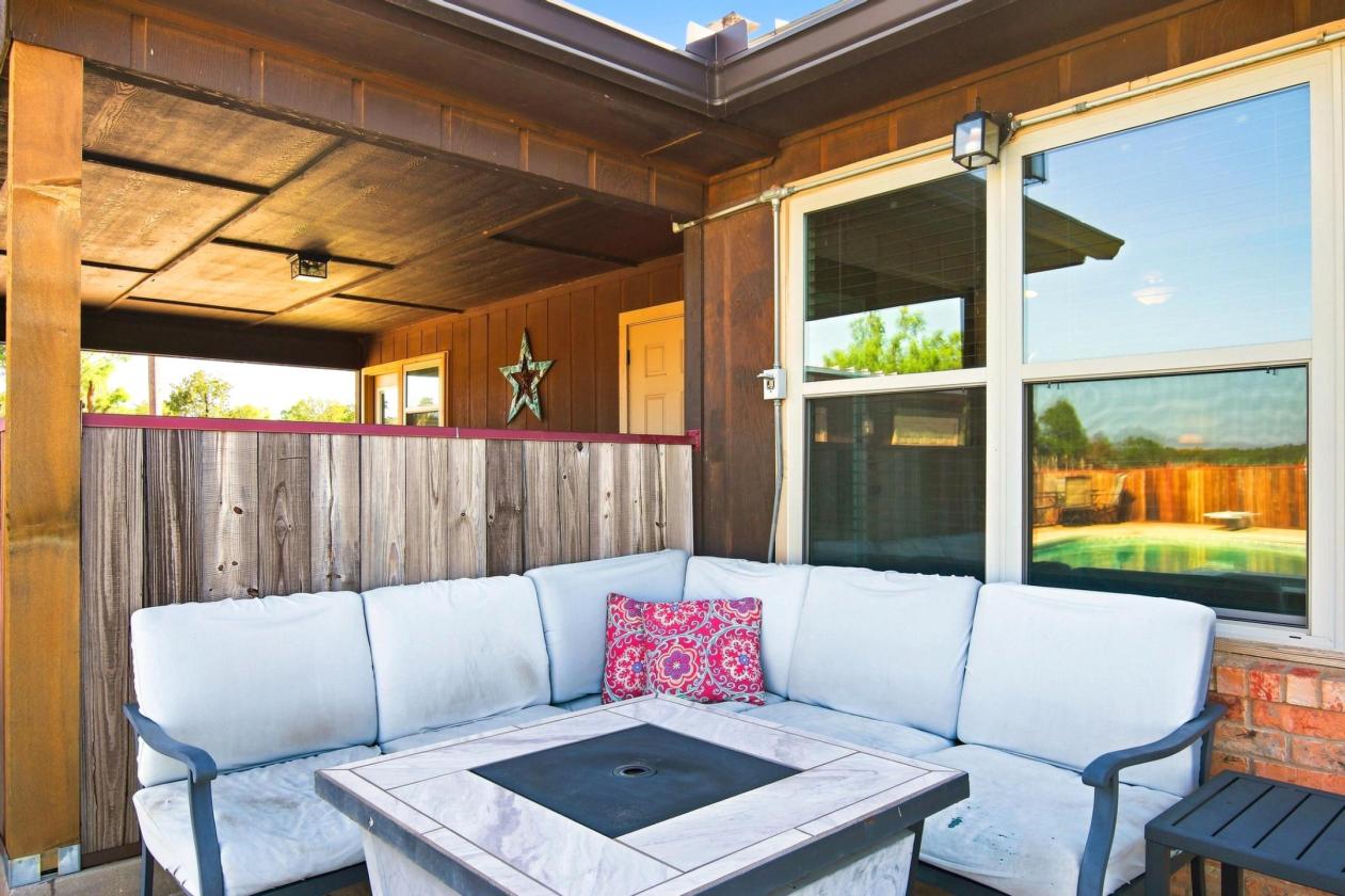 West Texas paradise with pool, barn & arena! - photo 22