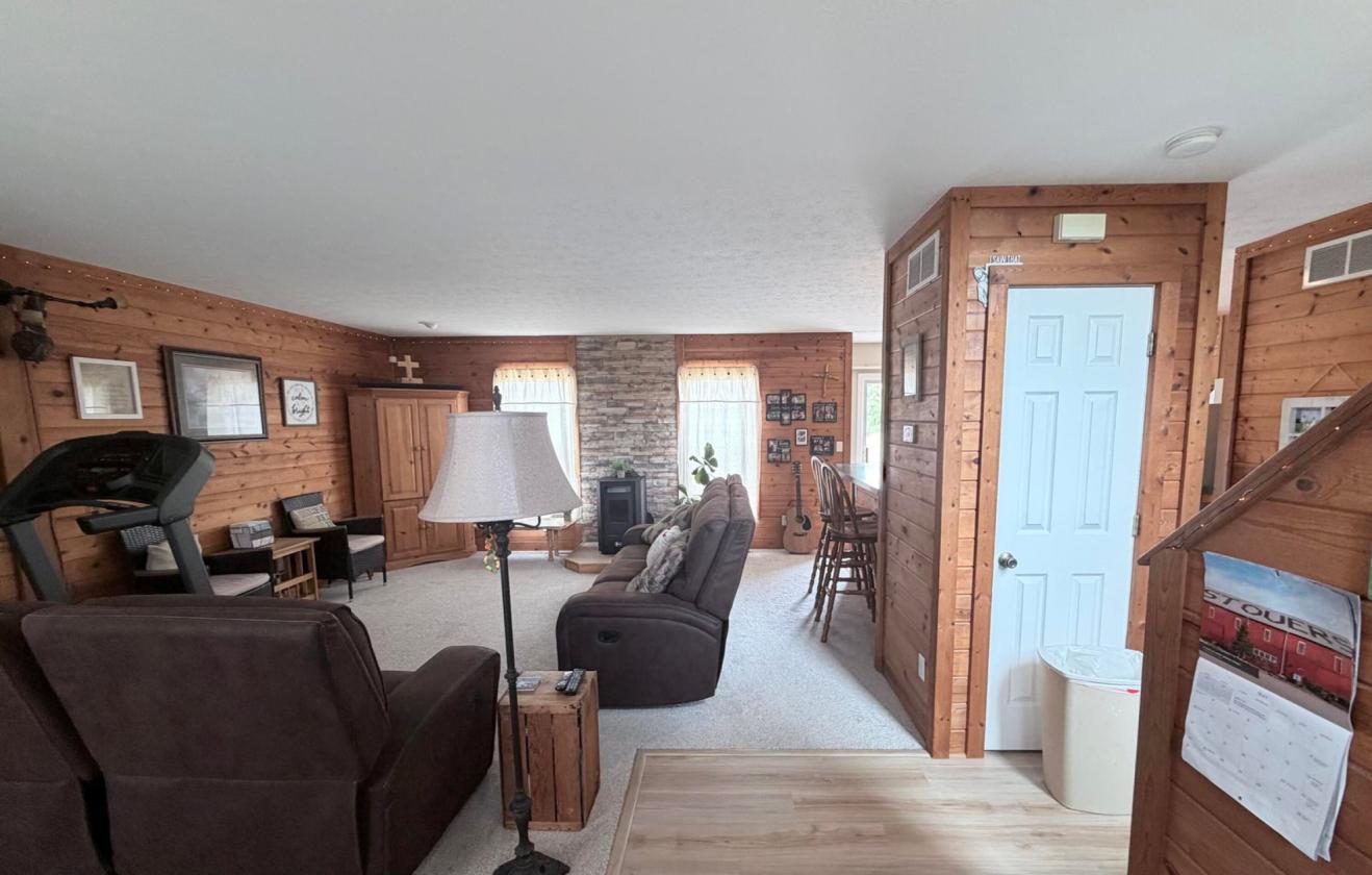 Beautiful Home on 15 Acres!! - photo 10
