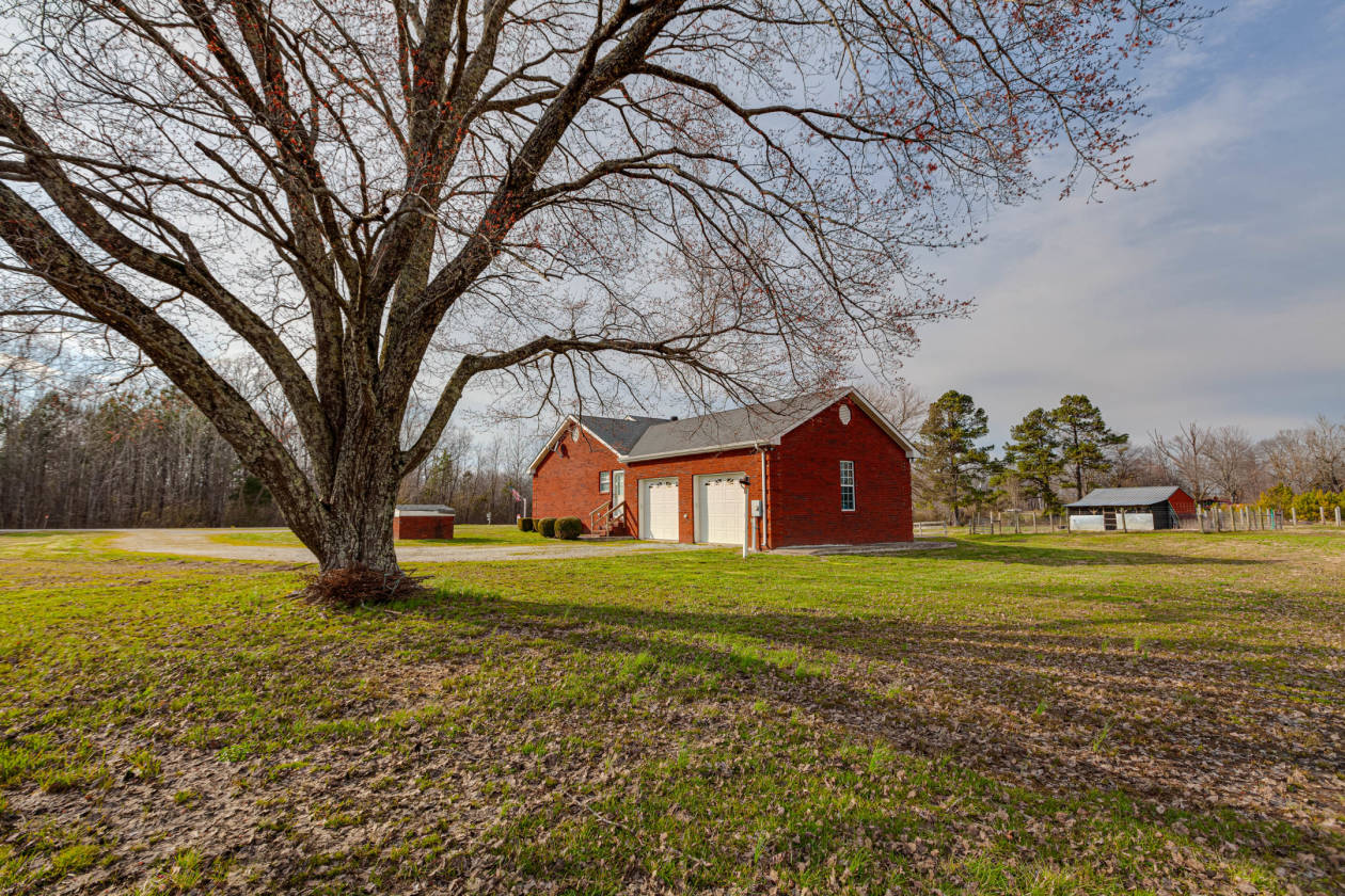 295,000 for Horse property for sale Lawrenceburg, TN Lawrenceburg