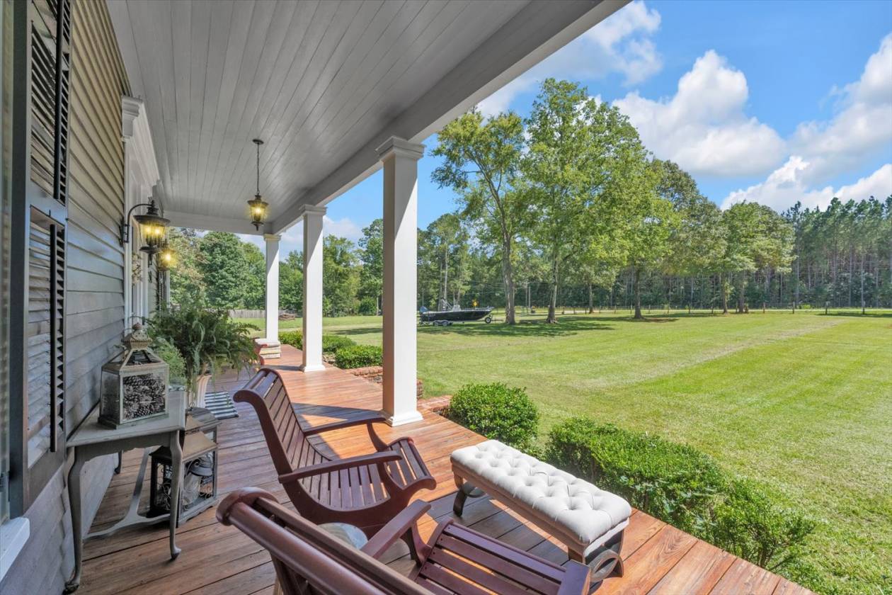 Luxury Country Estate-Horse barn, 44 Acres, Creeks - photo 3