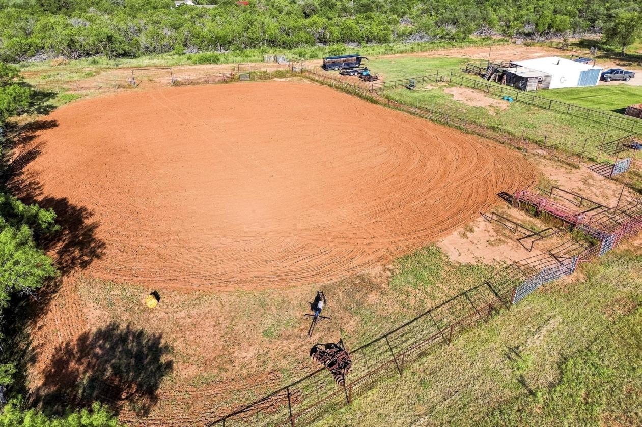 West Texas paradise with pool, barn & arena! - photo 7
