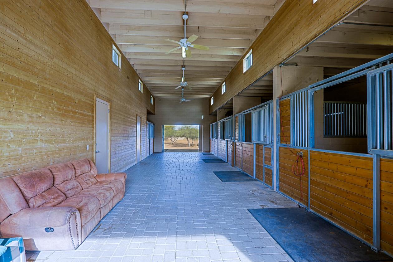 Exceptional 5 Acre Estate with a Designer Barn - photo 6