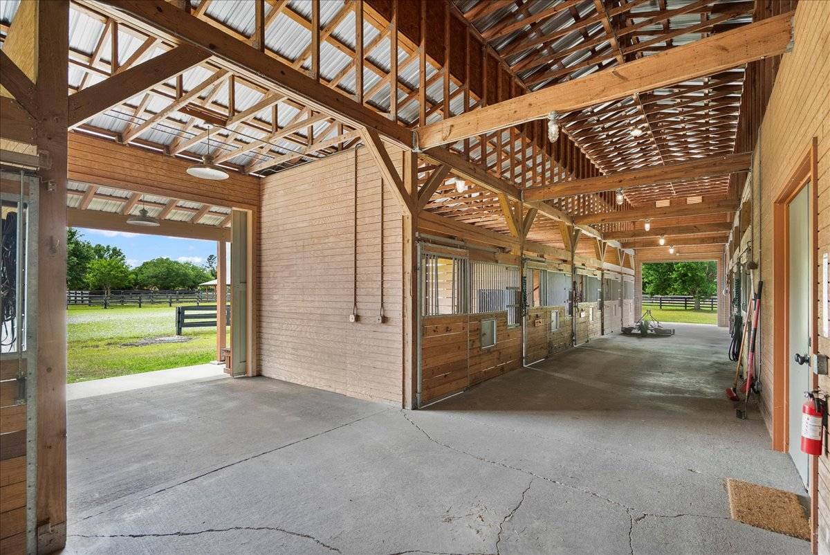 Large Stable with newly built barndominium - photo 8