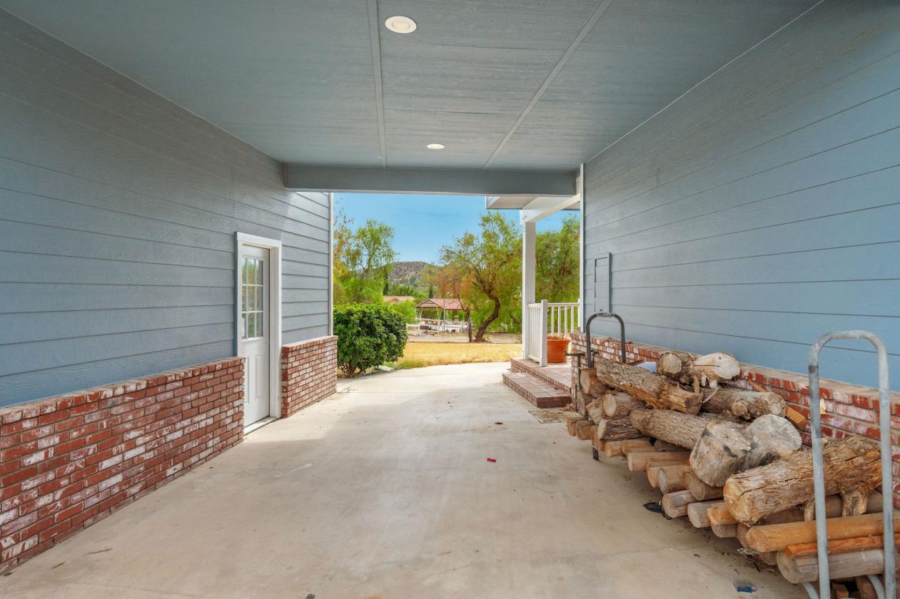Expansive 5-Acre Estate - photo 5