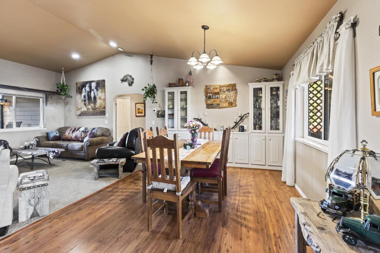 Beautiful Spring Creek Mesa Equestrian farm! - photo 17