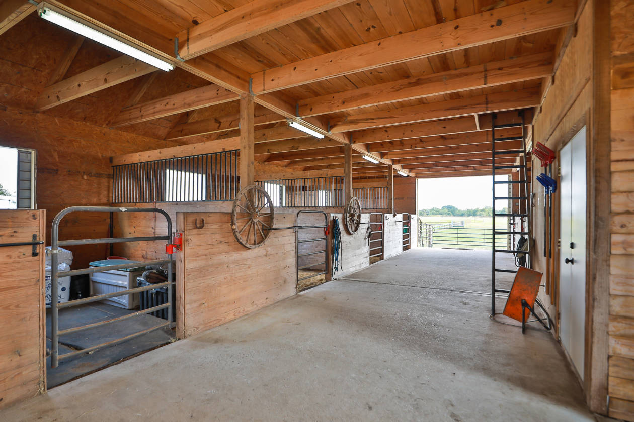 Country Home on 19 Acres Hempstead, Tx Barn, Apartment, Covered
