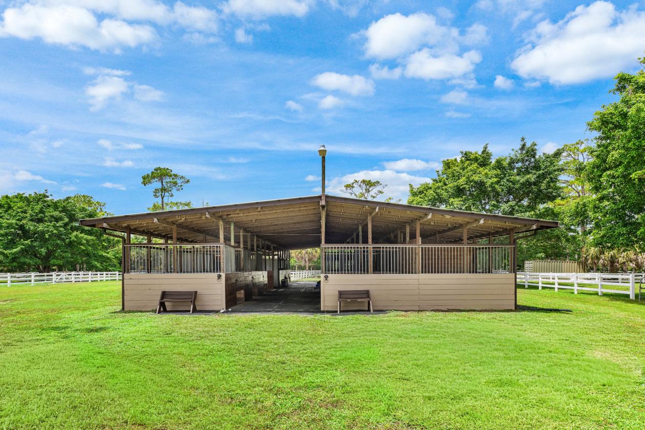 Spectacular 20-Stall Equestrian Estate on 6.34 Ac - photo 26