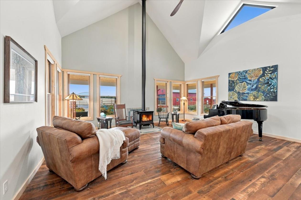 Bring Horses to gorgeous views and custom home! - photo 9
