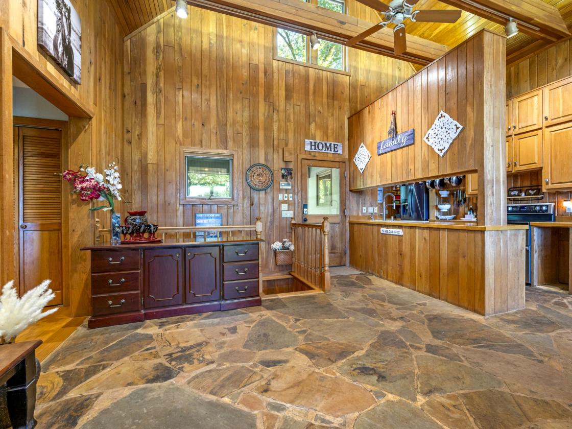Luxury Horse Farm | 29 Stalls | Indoor Arena - photo 3