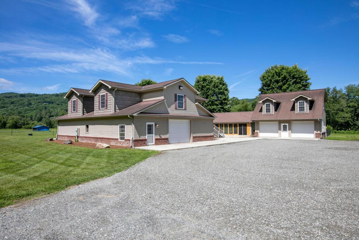Stunning Equestrian Estate on 17 Acres - photo 2