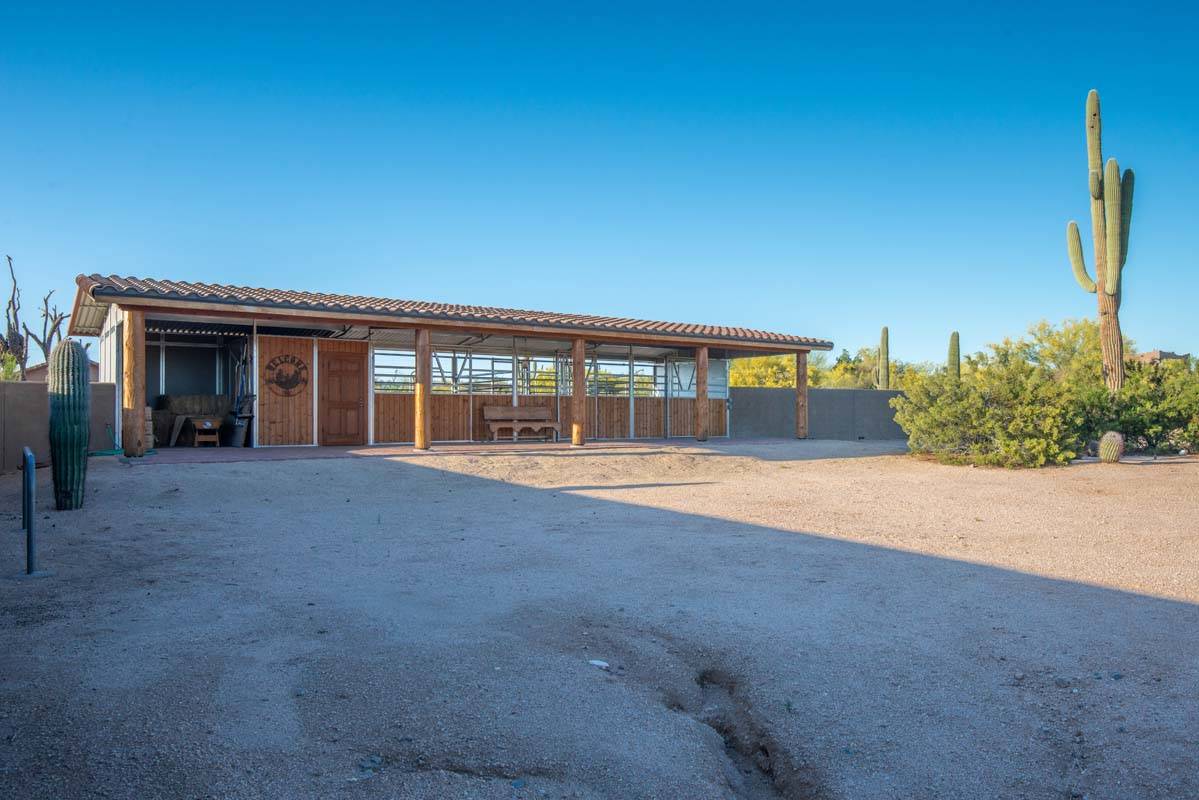 STUNNING RESORT HORSE PROPERTY IN PRIME NORTH SCOTTSDALE WITH GUEST