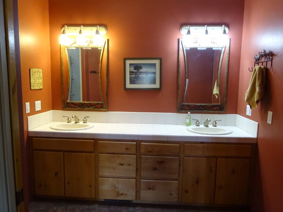 Beautiful 2.28 AC irrigated horse property, 3112 SqFt, walk to