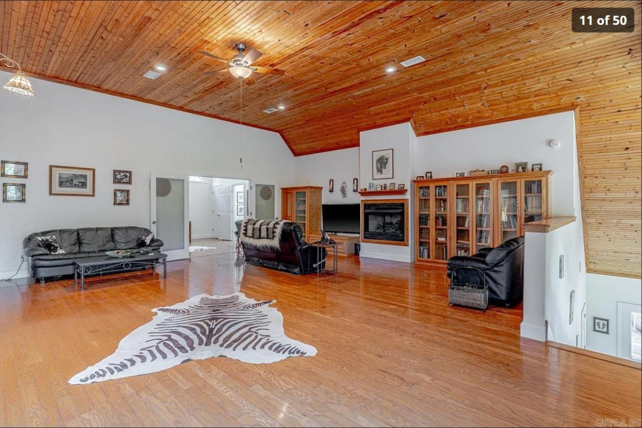 Luxury Home, Barn, Pasture, Riding Arena, 27 Acres - photo 8