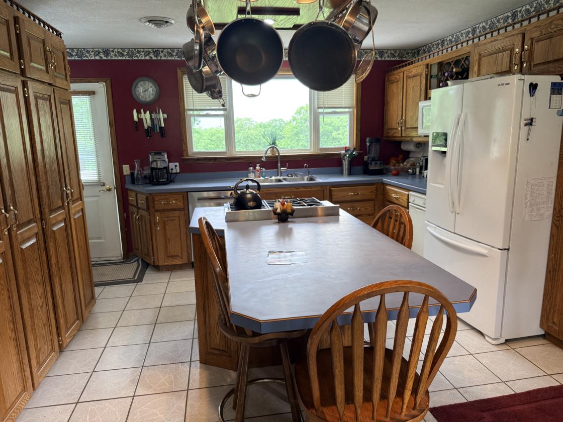 Nice Home and Wonderful Barn on 23.5 Acres - photo 10