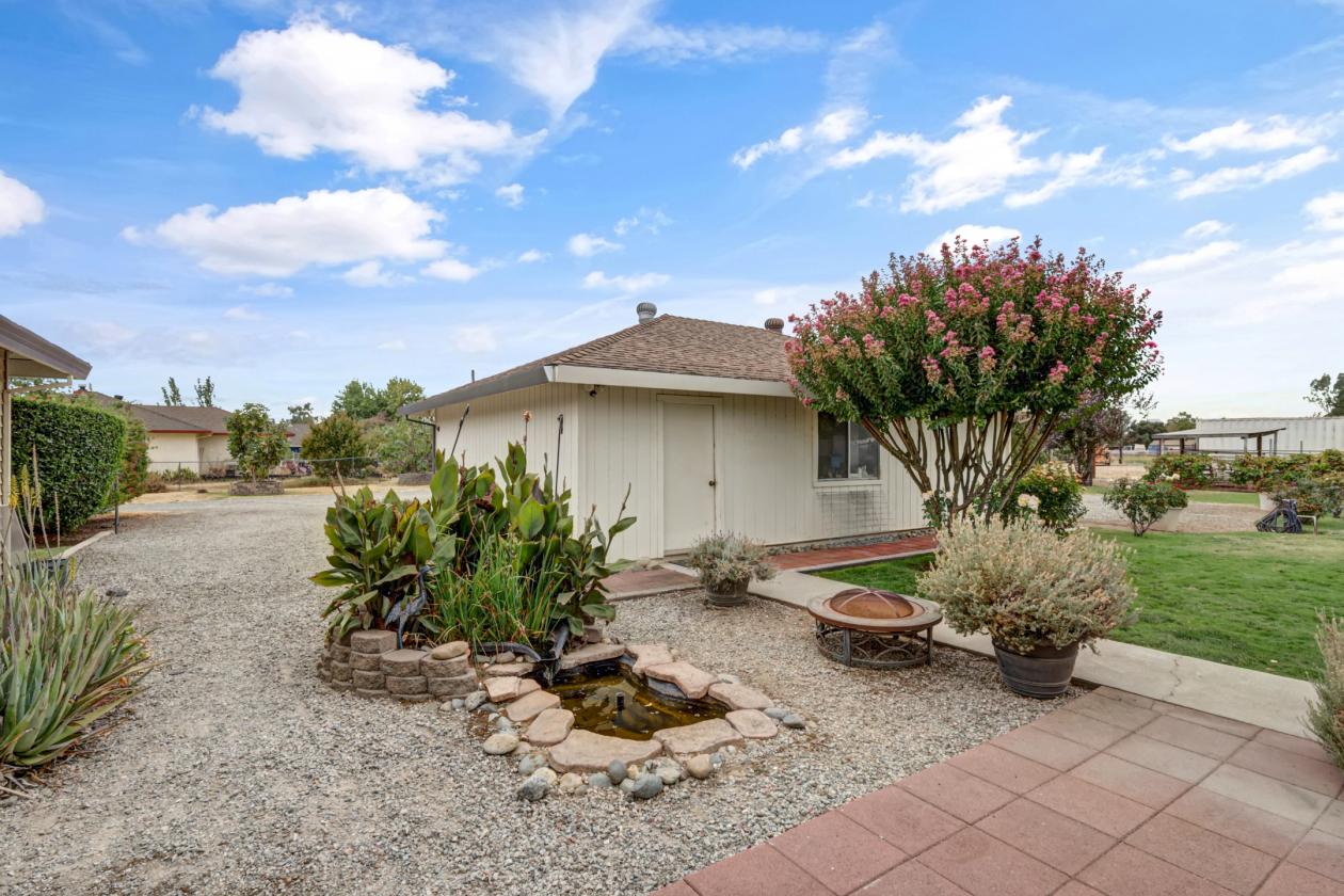 Horse Property with Owned Solar Close to City - photo 26
