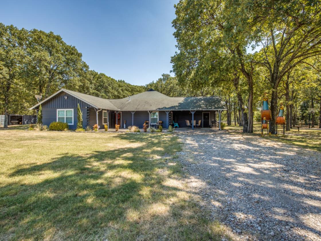 Horse and Cattle Property with Awesome Custom Log 5 bedroom... Kemp