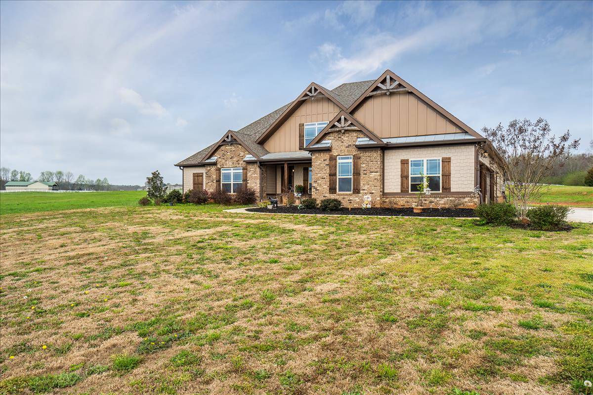 Luxury craftsman ranch located in a first class equestrian community