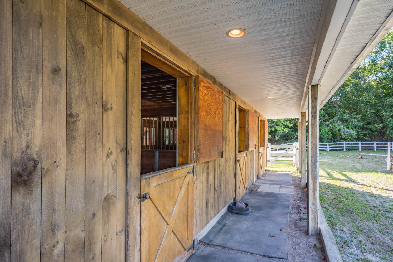 BEAUTIFUL PRIVATE WINDRIDGE FARM ESTATE Harwinton, Litchfield County