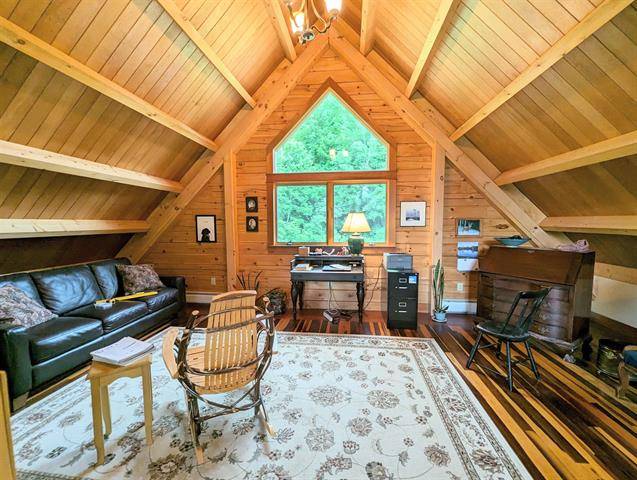 Beautifully crafted log cabin with lake frontage - photo 14