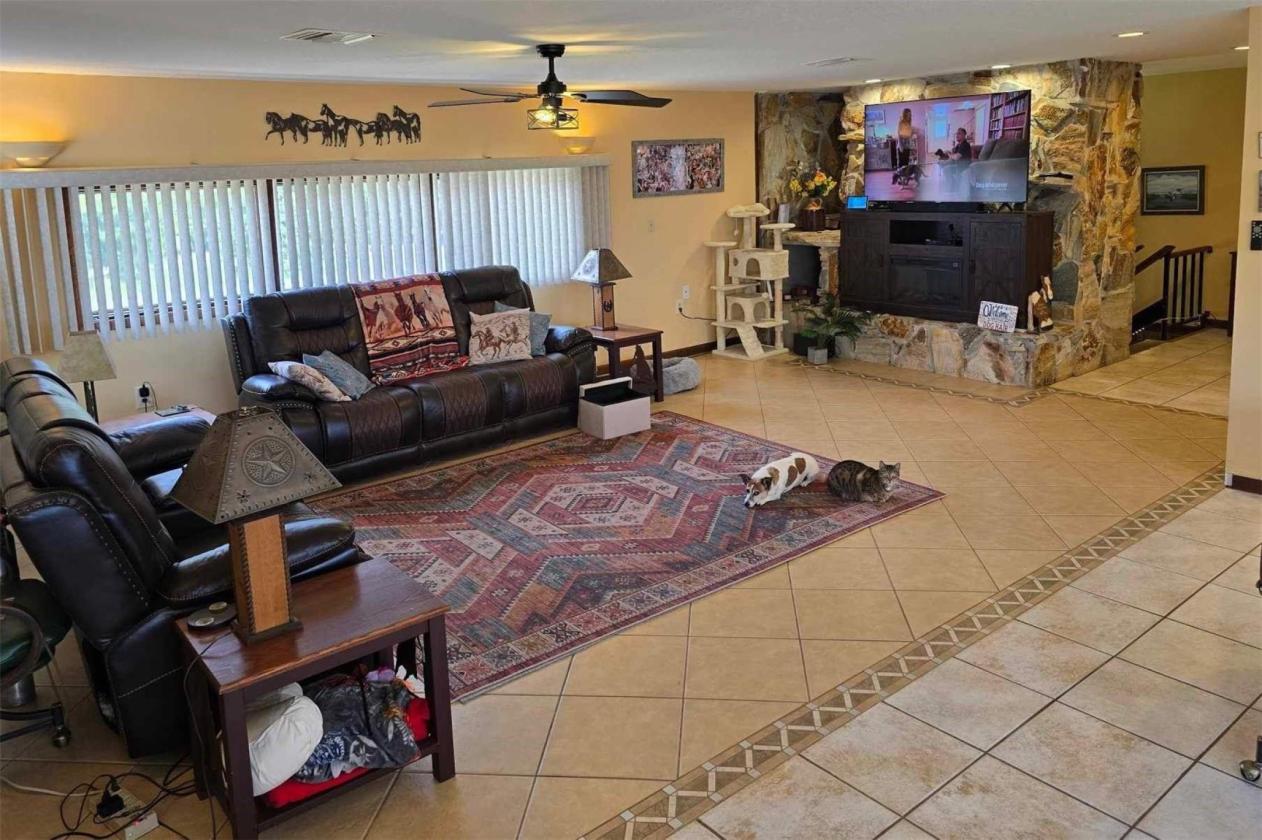 A BEAUTIFULLY SECLUDED 30 ACRE EQUESTRIAN ESTATE - photo 9