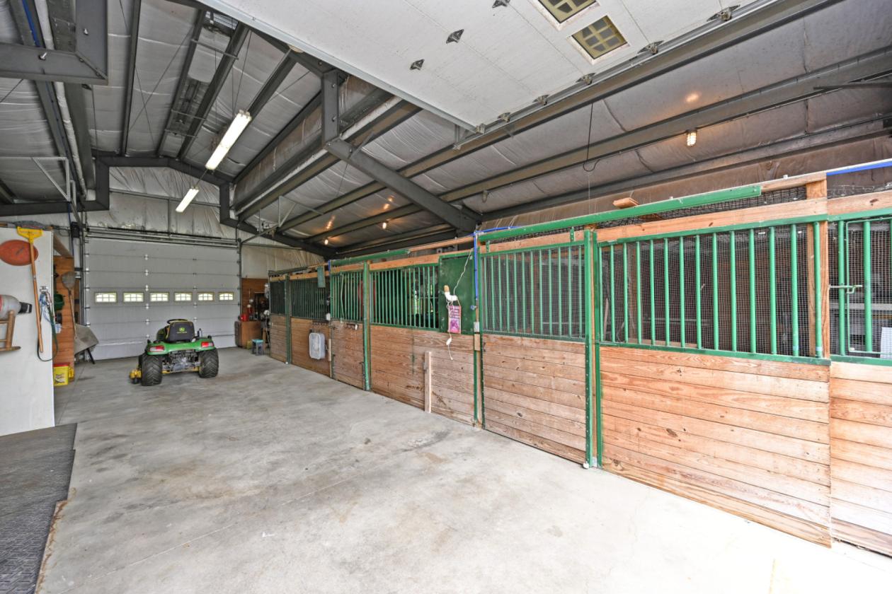 Luxury Equestrian Horse Ranch w/ 6-stall barn! - photo 10