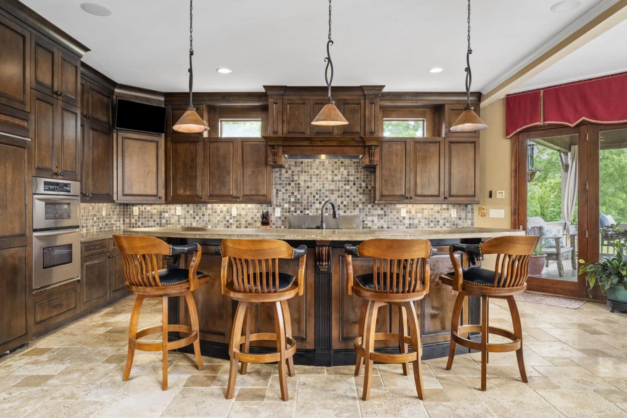 Luxury Estate on 2022 Acres with Helicopter Hangar - photo 12