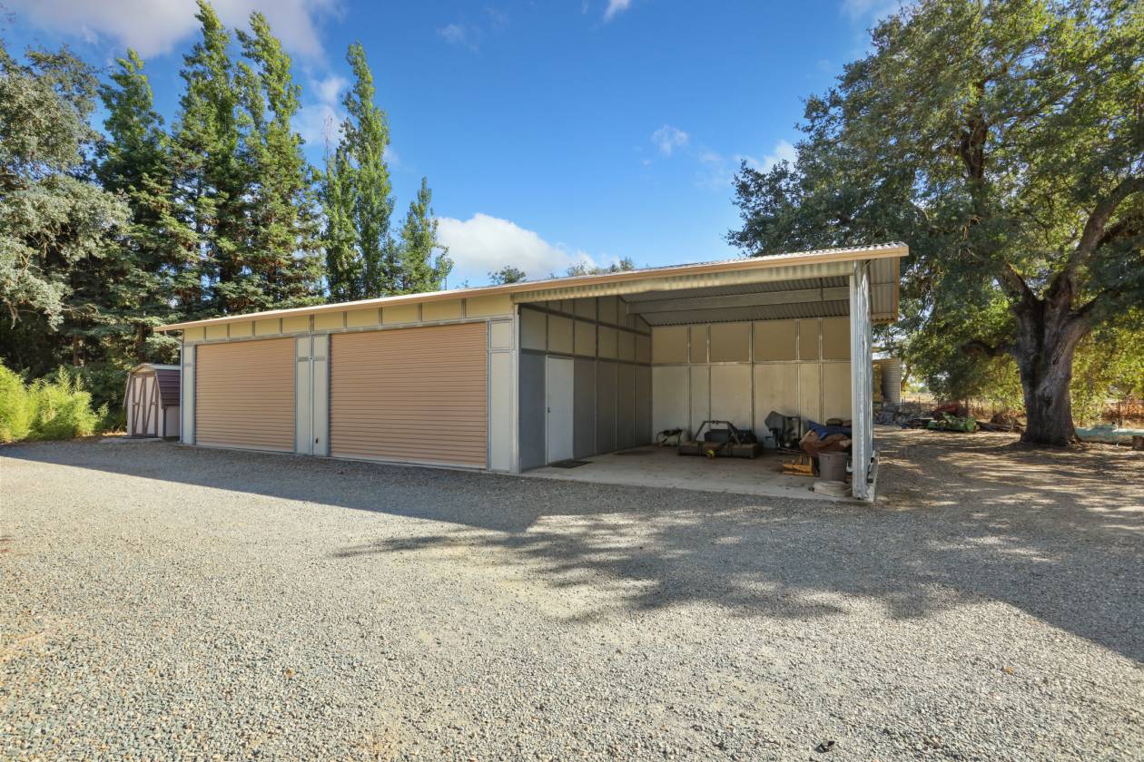 Estate with 7 pastures, 2 homes, lake, Vineyard - photo 20