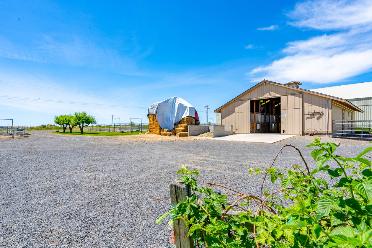 Private Equestrian Facility with Lake Views Moses Lake, Grant County