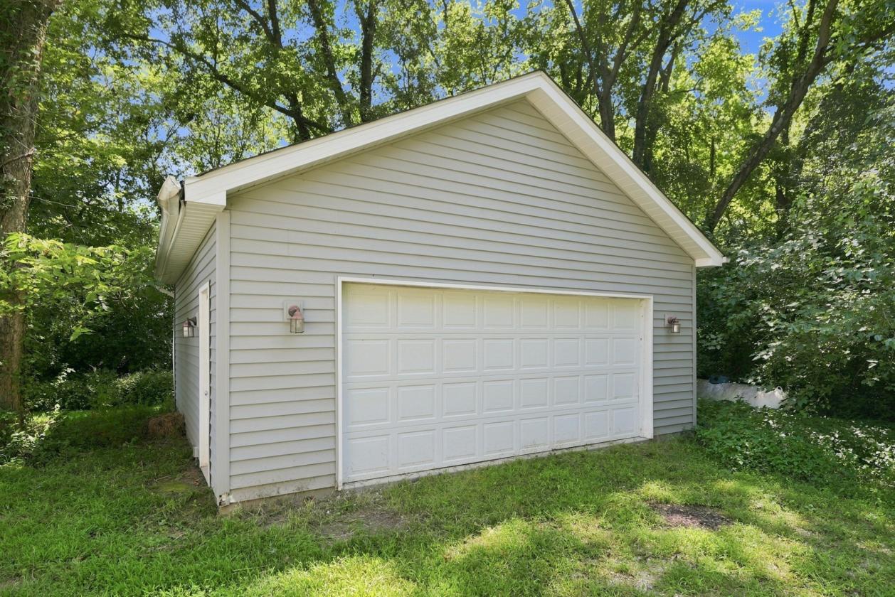 21.49 acres w/ move-in ready home & horse barn - photo 19