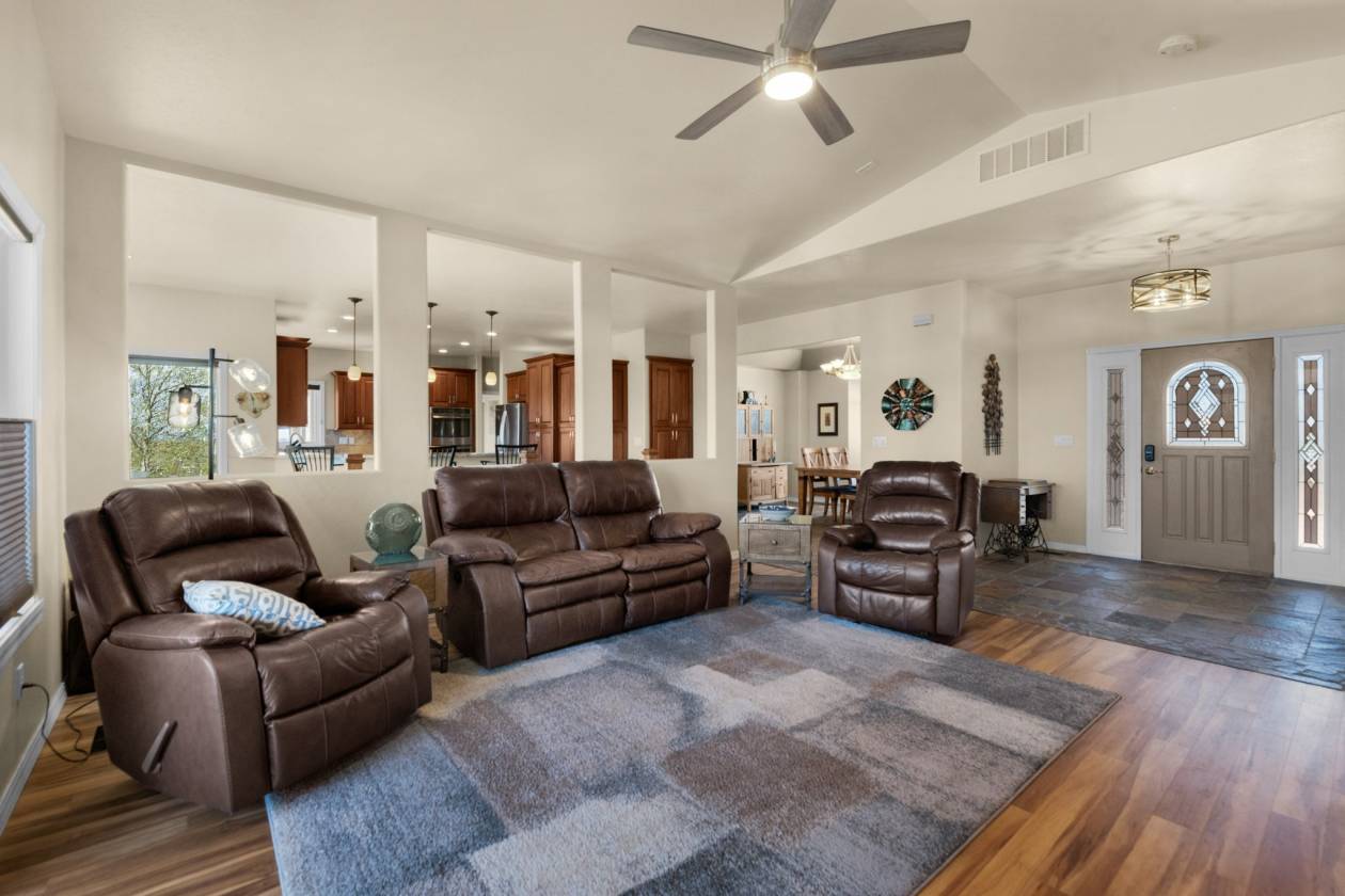 GORGEOUS RANCHER*VIEWS* INDOOR ARENA* 35 ACRES - photo 13