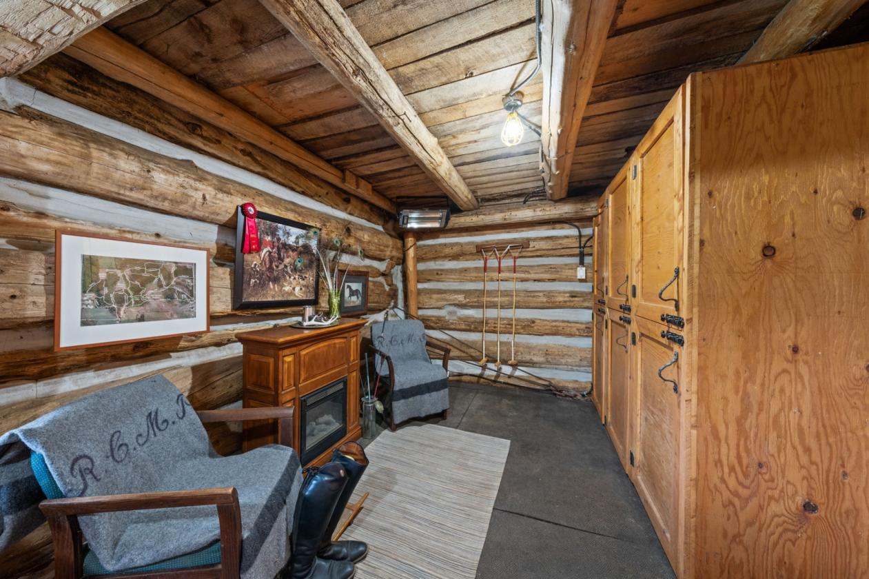 Turnkey equestrian farm w/renovated house/barns! - photo 29