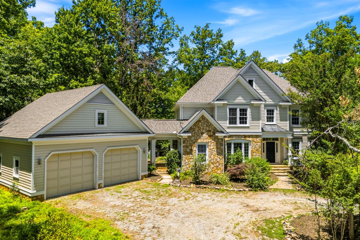 Equestrian estate with 40 acres - photo 1