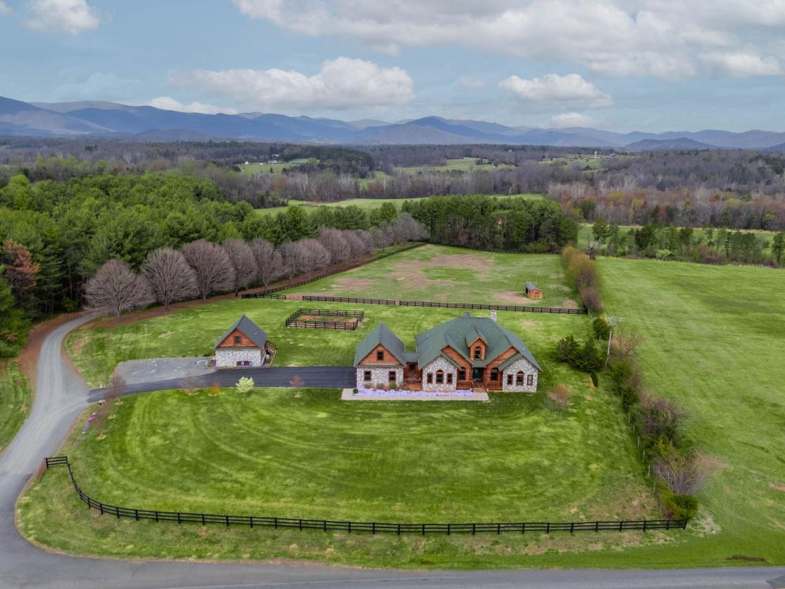 Modern log home and equestrian property with views - photo 2