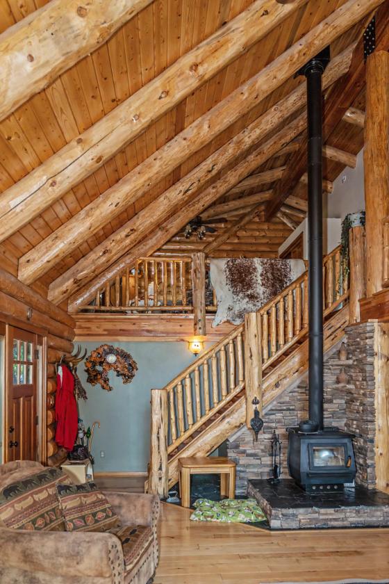 Stunning Log Home on 38.7 ac w/ barn & round pen - photo 10