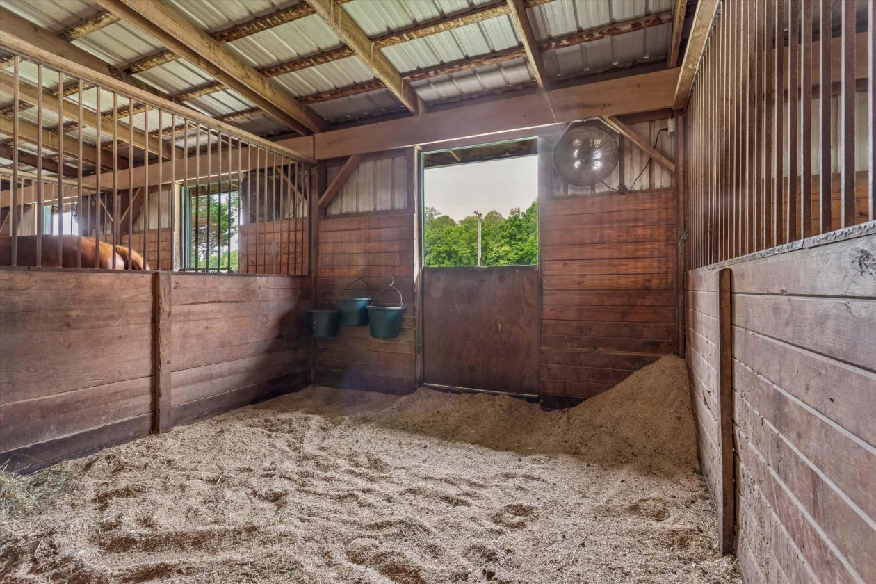 Cedar Valley Farms Indoor arena, 37 stalls, 40 acres - photo 9