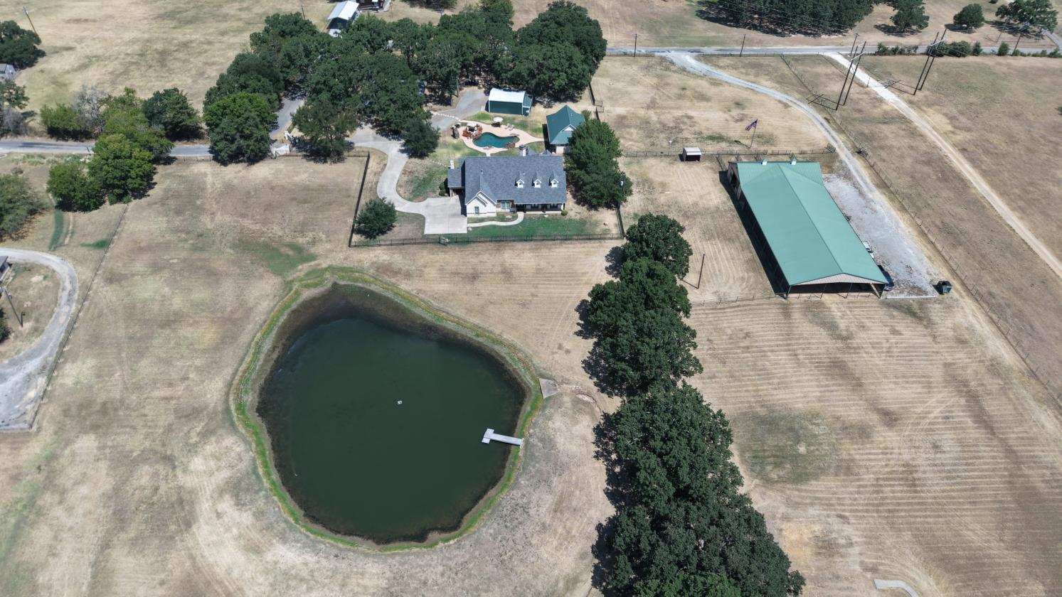18 Acres, 3 Barns, Training Arena, 3 Residences - photo 1