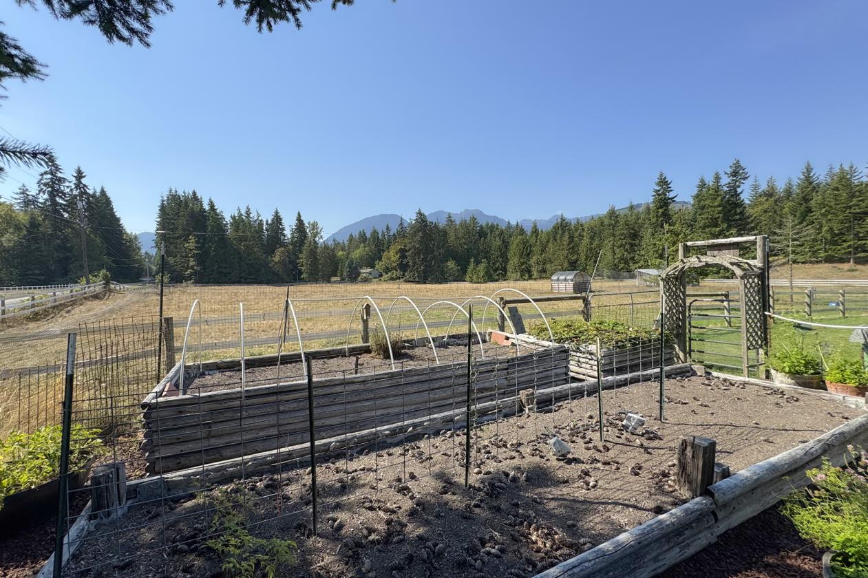 18+ Acre Turn-Key Ranch With Mountain Views - photo 19