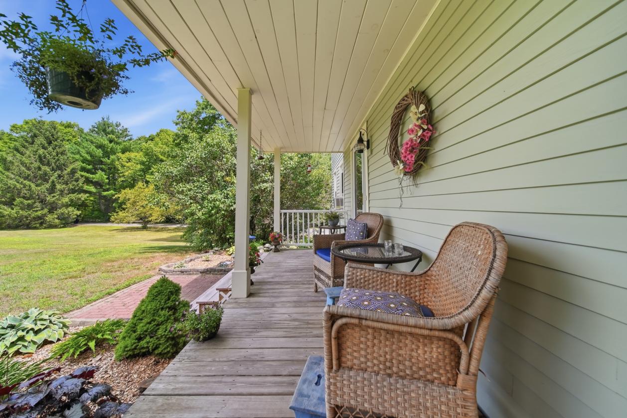 Beautifully Maintained Equestrian Farm/4.2 Acres! - photo 11