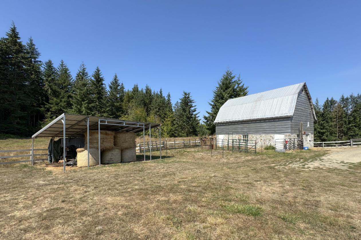 18+ Acre Turn-Key Ranch With Mountain Views - photo 13