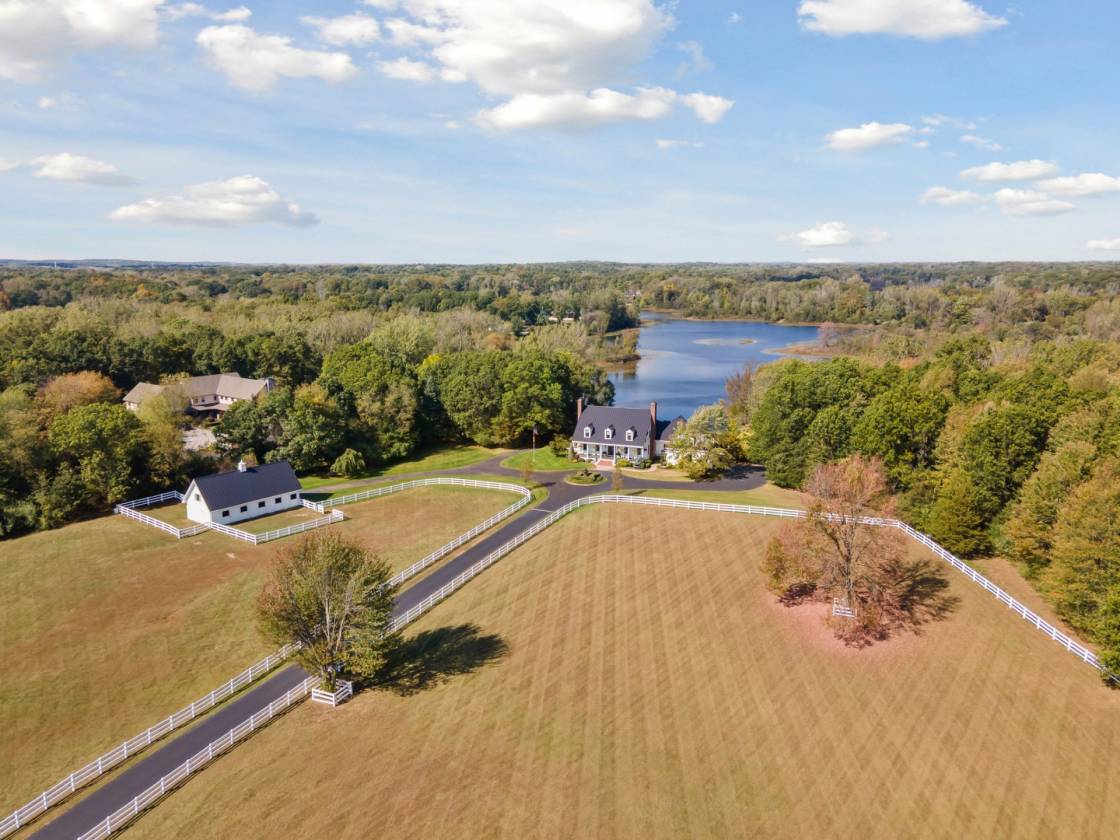 Beautiful equestrian estate on private all sports - photo 11