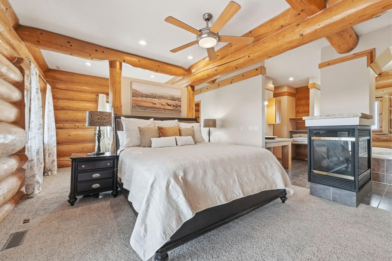 Luxury Log Home, Equestrian Lifestyle, 18 Acres - photo 12