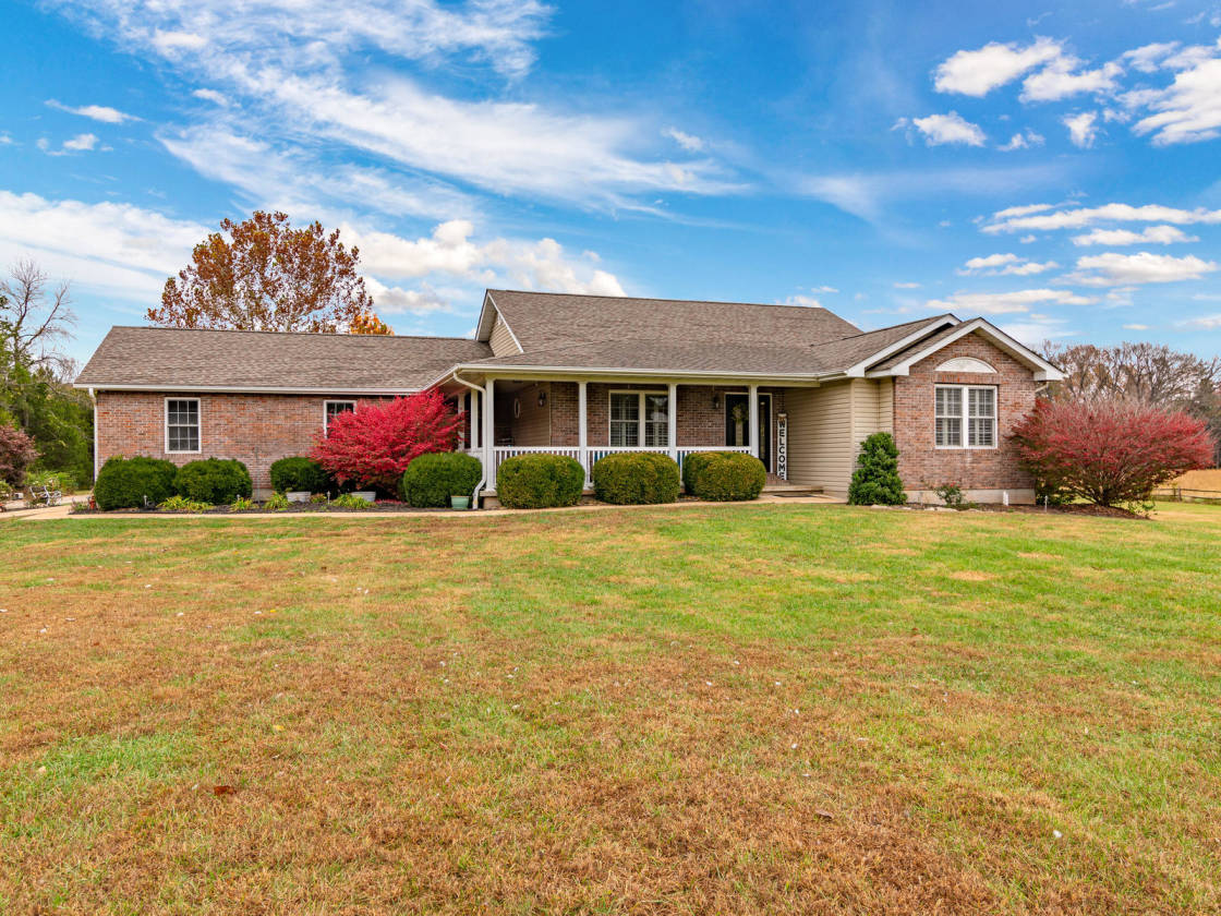 Home on 16 acres with River Frontage Guest home... Bonne