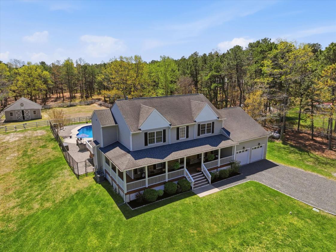 Luxury Farmhouse Residence Equestrian Suitable! - photo 28