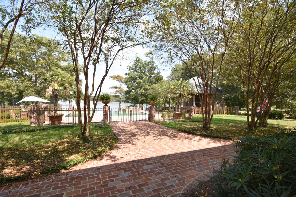 Luxury Equestrian Estate on beautiful Wolf Lake in MS Yazoo City