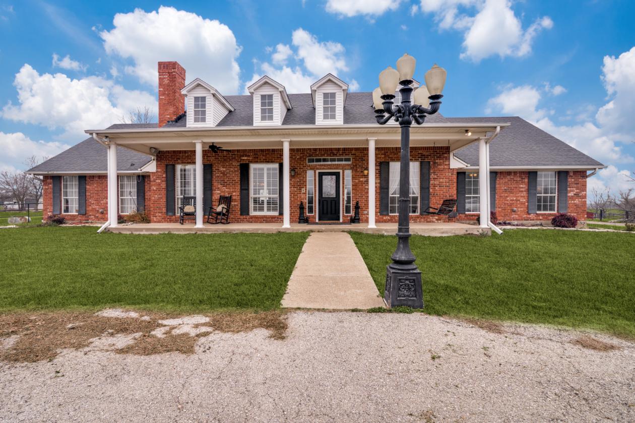 Gorgeous home on 23+ acres, ready for your horses. - photo 2