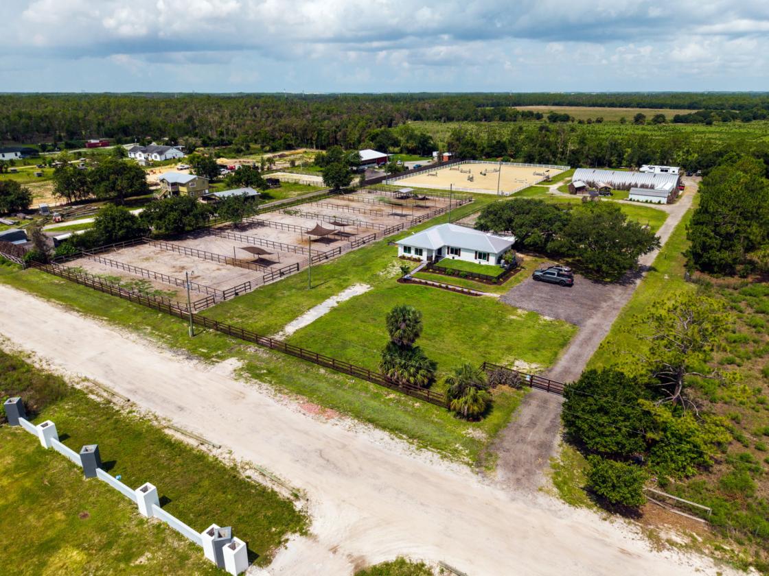 Upgraded equestrian estate on 5 acres - photo 1